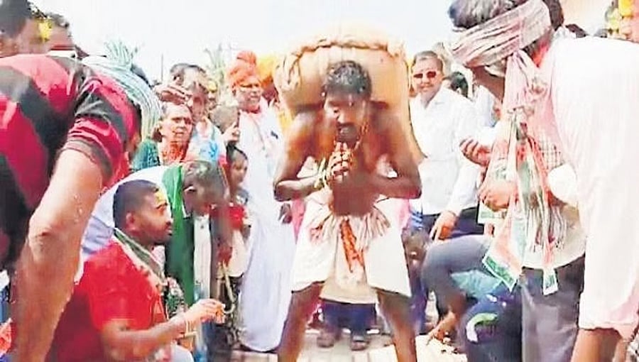 ಸಿದ್ದು ಅಭಿಮಾನಿಯ ವಿಶೇಷ ಹರಕೆ: 101 ಕೆಜಿ ತೂಕದ ಜೋಳದ ಚೀಲ ಹೊತ್ತು 'ದೀಡು ನಮಸ್ಕಾರ'!