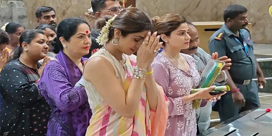 ಮಂಗಳೂರು: ಕಟೀಲು ದುರ್ಗಾಪರಮೇಶ್ವರಿ ದೇವಸ್ಥಾನಕ್ಕೆ ಮಕ್ಕಳೊಂದಿಗೆ ನಟಿ ಶಿಲ್ಪಾ ಶೆಟ್ಟಿ ಭೇಟಿ