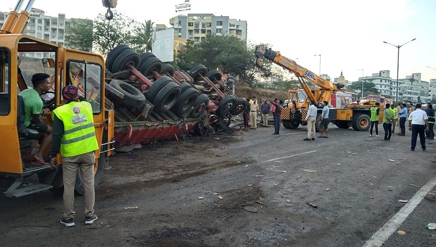 ಪುಣೆ-ಬೆಂಗಳೂರು ಹೆದ್ದಾರಿಯಲ್ಲಿ ಭೀಕರ ಅಪಘಾತ: ಟ್ರಕ್-ಬಸ್ ಮುಖಾಮುಖಿ ಡಿಕ್ಕಿ, ನಾಲ್ವರ ದುರ್ಮರಣ, 22 ಮಂದಿಗೆ ಗಾಯ