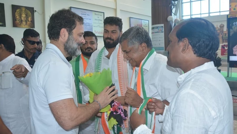 ಹುಬ್ಬಳ್ಳಿಗೆ ಆಗಮಿಸಿದ ರಾಹುಲ್ ಗಾಂಧಿ: ಅದ್ಧೂರಿ ಸ್ವಾಗತ ಕೋರಿದ ಕೈ ನಾಯಕರು, ಶೆಟ್ಟರ್ ಜೊತೆ ರಾಗಾ ಮಾತುಕತೆ