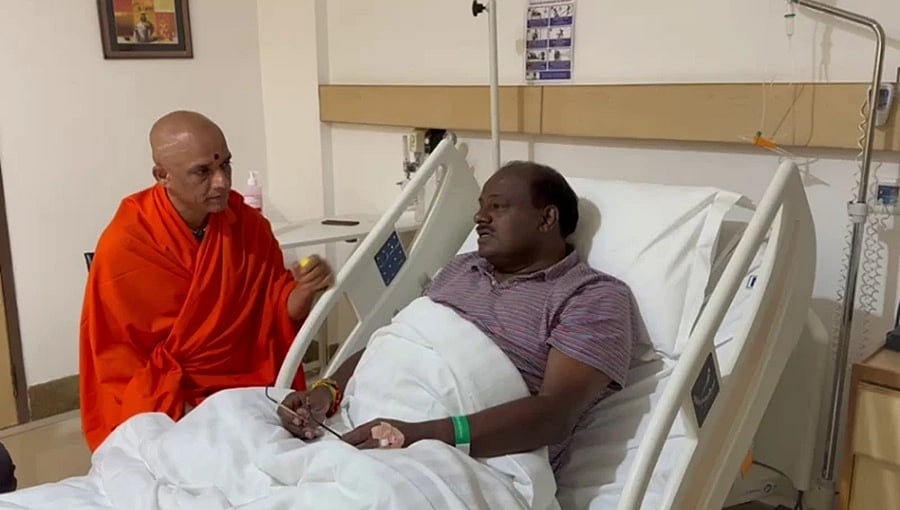 ಆಸ್ಪತ್ರೆಗೆ ತೆರಳಿ ಕುಮಾರಸ್ವಾಮಿ ಆರೋಗ್ಯ ವಿಚಾರಿಸಿದ ಚುಂಚಶ್ರೀ: ಚಿಕಿತ್ಸೆಯ ಮಧ್ಯದಲ್ಲೇ ಎಚ್ ಡಿಕೆ ಚುನಾವಣಾ ಕಾರ್ಯತಂತ್ರ !