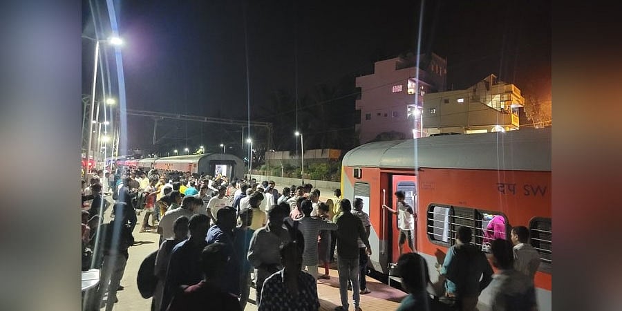 ರಾಮನಗರ: ಚಲಿಸುವಾಗಲೇ ತೂತುಕುಡಿ ಎಕ್ಸ್ಪ್ರೆಸ್ ರೈಲು ಬೋಗಿಗಳು ಬೇರ್ಪಟ್ಟು ಅವಘಡ!