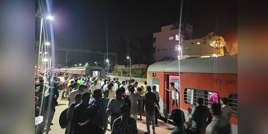 ರಾಮನಗರ: ಚಲಿಸುವಾಗಲೇ ತೂತುಕುಡಿ ಎಕ್ಸ್‌ಪ್ರೆಸ್‌ ರೈಲು ಬೋಗಿಗಳು ಬೇರ್ಪಟ್ಟು ಅವಘಡ!