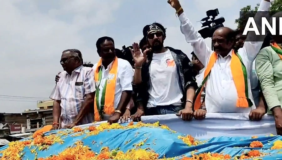 ಮೊಳಕಾಲ್ಮೂರಿನಲ್ಲಿ ಬಿಜೆಪಿ ಅಭ್ಯರ್ಥಿ ಪರ ಕಿಚ್ಚನ ಅಬ್ಬರದ ಪ್ರಚಾರ: ಚುನಾವಣೆವರೆಗೂ ಪಕ್ಷದ ಜೊತೆಯಲ್ಲಿರುವೆ ಎಂದ ನಟ ಸುದೀಪ್