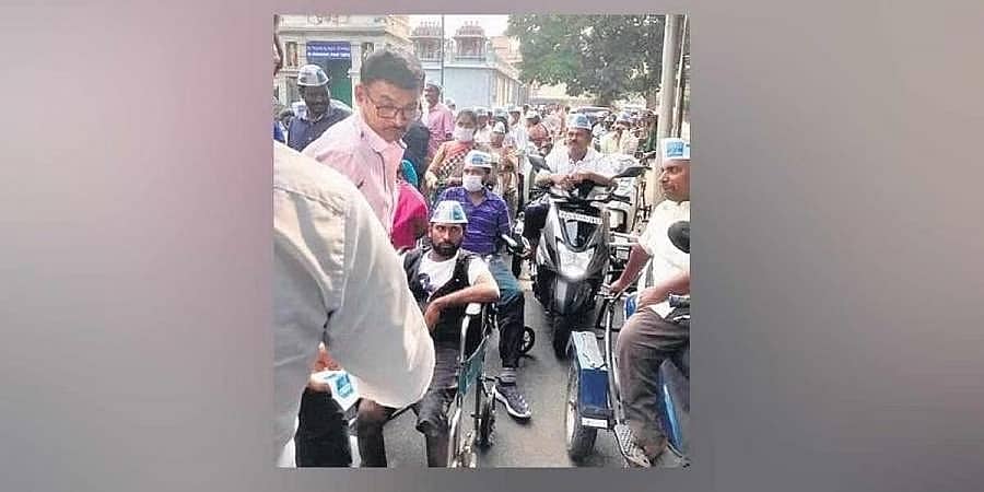 ಬೆಂಗಳೂರು: ಎಎಪಿಯ ವಿಕಲಚೇತನ ಬೆಂಬಲಿಗರನ್ನು ತಡೆದ ಚುನಾವಣಾ ಅಧಿಕಾರಿಗಳು