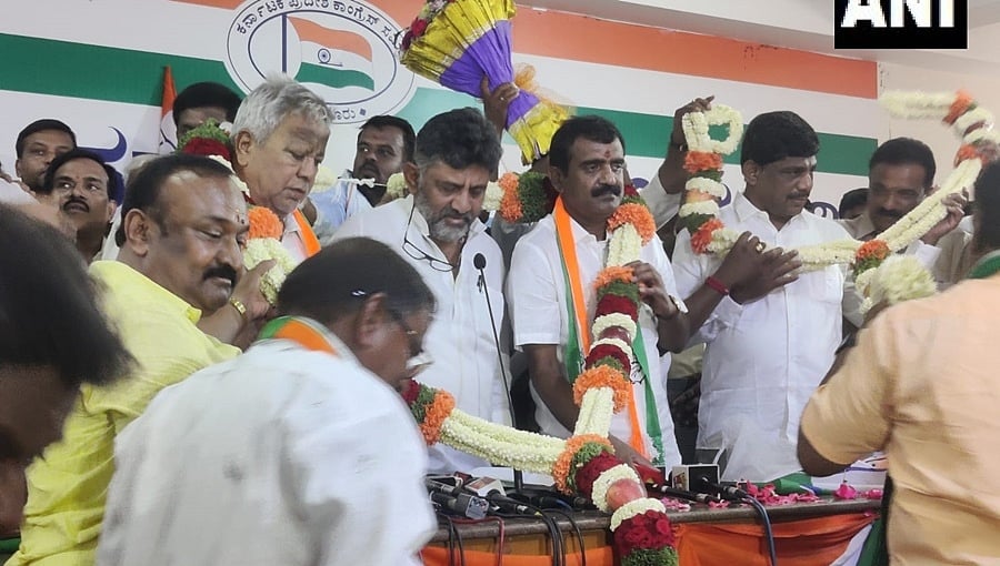 'ಕೈ' ಹಿಡಿದ ನಾರಾಯಣ ಗೌಡ, ಪ್ರಭಾಕರ ರೆಡ್ಡಿ: ತಮ್ಮ ವಿರುದ್ಧ ಸೆಣೆಸಾಡಿದ್ದ ನಾಯಕರನ್ನೇ ಸೆಳೆದು ಹೆಚ್'ಡಿಕೆಗೆ ಟಕ್ಕರ್ ಕೊಟ್ಟ ಡಿಕೆ ಬ್ರದರ್ಸ್!