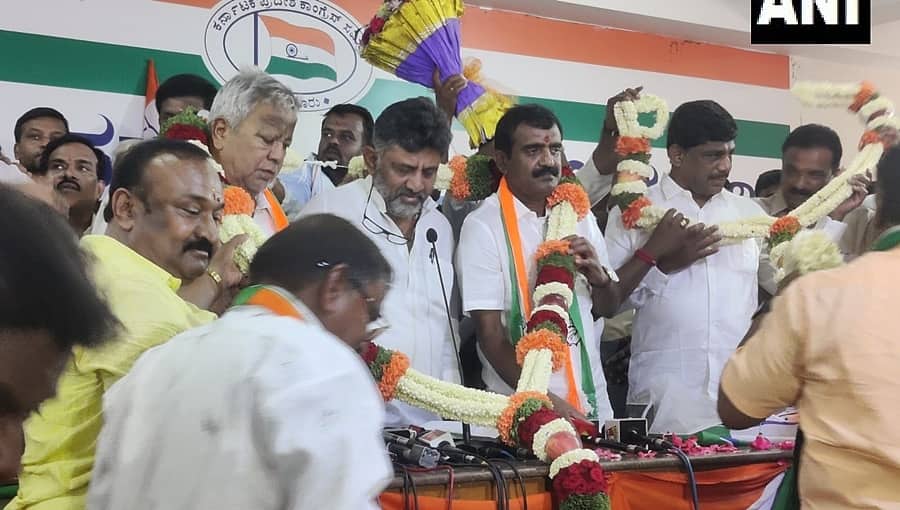 'ಕೈ' ಹಿಡಿದ ನಾರಾಯಣ ಗೌಡ, ಪ್ರಭಾಕರ ರೆಡ್ಡಿ: ತಮ್ಮ ವಿರುದ್ಧ ಸೆಣೆಸಾಡಿದ್ದ ನಾಯಕರನ್ನೇ ಸೆಳೆದು ಹೆಚ್'ಡಿಕೆಗೆ ಟಕ್ಕರ್ ಕೊಟ್ಟ ಡಿಕೆ ಬ್ರದರ್ಸ್!