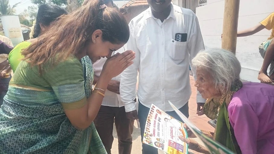 ವರುಣಾ: ಮೊಟ್ಟ ಮೊದಲ ಬಾರಿ ಸಿದ್ದರಾಮಯ್ಯ ಪರ ಸೊಸೆ ಸ್ಮಿತಾ ರಾಕೇಶ್ ಪ್ರಚಾರ