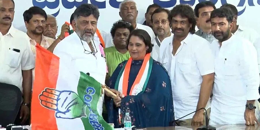 ಕಾಂಗ್ರೆಸ್ ಸೇರಿದ ಗೀತಾ ಶಿವರಾಜ್ ಕುಮಾರ್; ಒಬ್ಬ ಸಹೋದರನ ಗೆಲ್ಲಿಸಲು ಮತ್ತೊಬ್ಬ ಸಹೋದರನ ವಿರುದ್ಧ ಪ್ರಚಾರ