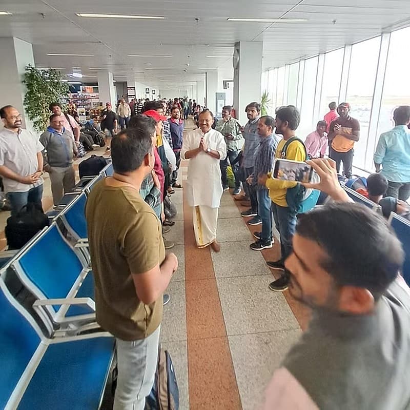 ರಕ್ಷಣಾ ಕಾರ್ಯಾಚರಣೆಯನ್ನು ನೋಡಿಕೊಳ್ಳುತ್ತಿರುವ ವಿದೇಶಾಂಗ ವ್ಯವಹಾರಗಳ ರಾಜ್ಯ ಸಚಿವ ವಿ ಮುರಳೀಧರನ್ ಅವರು ಏಪ್ರಿಲ್ 28 ರಂದು ಟ್ವೀಟ್ ಮಾಡಿ 'ಜೆಡ್ಡಾದಿಂದ ಬೆಂಗಳೂರಿಗೆ ಹೋಗುವ ವಿಮಾನದಲ್ಲಿ ಸೂಡಾನ್ನಿಂದ 362 ಭಾರತೀಯರನ್ನು ಸ್ಥಳಾಂತರಿಸಿರುವುದನ್ನು ನೋಡಲು ಸಂತೋಷವಾಗಿದೆ. ಇವರಲ್ಲಿ ಉತ್ತಮ ಸಂಖ್ಯೆ ಹಕ್ಕಿ ಪಿಕ