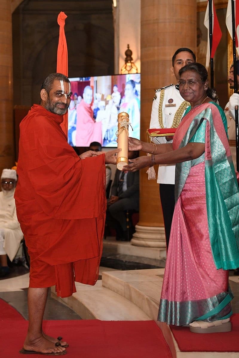 ಆಧ್ಯಾತ್ಮಿಕ ಕ್ಷೇತ್ರದಲ್ಲಿನ ಸೇವೆಗಾಗಿ ತ್ರಿದಂಡಿ ಚಿನ್ನಜೀಯರ್ ಸ್ವಾಮೀಜಿ ಅವರಿಗೆ ರಾಷ್ಟ್ರಪತಿಗಳು ಪದ್ಮಭೂಷಣ ಪ್ರದಾನ ಮಾಡಿದರು.