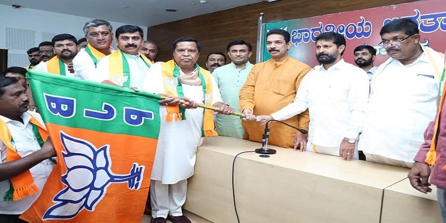 ಪುತ್ರ ಮತ್ತು ಬೆಂಬಲಿಗರೊಂದಿಗೆ ಮಾಜಿ ಸಂಸದ ಎಲ್ ಆರ್ ಶಿವರಾಮೇಗೌಡ ಬಿಜೆಪಿ ಸೇರ್ಪಡೆ