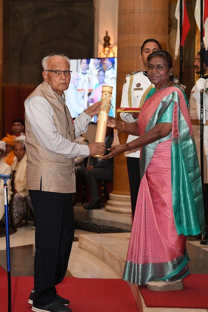 ಸಾಹಿತ್ಯ ಮತ್ತು ಶಿಕ್ಷಣ ಕ್ಷೇತ್ರದಲ್ಲಿನ ಸೇವೆಗಾಗಿ ಡಾ.ಎಸ್.ಎಲ್. ಭೈರಪ್ಪ ಅವರಿಗೆ ರಾಷ್ಟ್ರಪತಿ ದ್ರೌಪದಿ ಮುರ್ಮು ಅವರು ಪದ್ಮಭೂಷಣ ಪ್ರಶಸ್ತಿ ಪ್ರದಾನ ಮಾಡಿದರು.