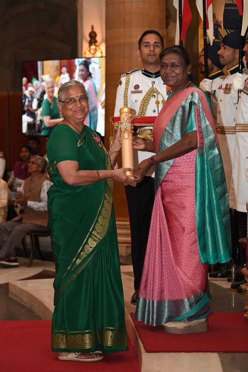 ರಾಷ್ಟ್ರಪತಿ ದ್ರೌಪದಿ ಮುರ್ಮು ಅವರು ಸಮಾಜಕಾರ್ಯಕ್ಕಾಗಿ ಮೂರ್ತಿ ಫೌಂಡೇಶನ್ನ ಅಧ್ಯಕ್ಷೆ ಸುಧಾ ಮೂರ್ತಿ ಅವರಿಗೆ ಪದ್ಮಭೂಷಣ ಪ್ರಶಸ್ತಿ ಪ್ರದಾನ ಮಾಡಿದರು.