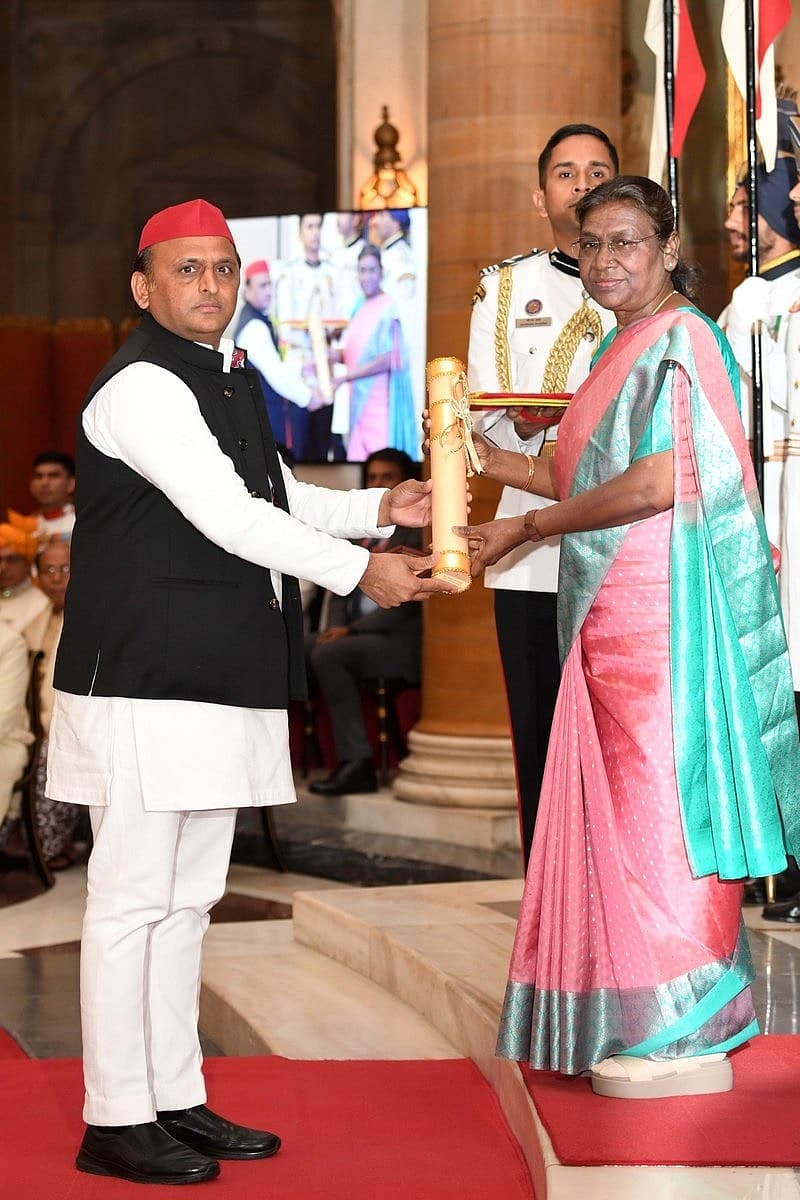 ಉತ್ತರ ಪ್ರದೇಶ ಮಾಜಿ ಮುಖ್ಯಮಂತ್ರಿ ದಿವಂಗತ ಮುಲಾಯಂ ಸಿಂಗ್ ಯಾದವ್ ಅವರ ಪರವಾಗಿ ಅವರ ಪುತ್ರ ಅಖಿಲೇಶ್ ಯಾದವ್ ಅವರು ಪದ್ಮವಿಭೂಷಣ ಪ್ರಶಸ್ತಿ ಸ್ವೀಕರಿಸಿದರು.
