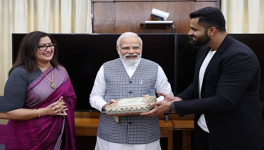 ಮಗನ ಮದುವೆಗೆ ಪ್ರಧಾನಿಯನ್ನು ಆಹ್ವಾನಿಸಿದ ಸಂಸದೆ ಸುಮಲತಾ ಅಂಬರೀಶ್