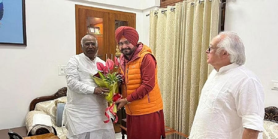 'ವಿಶ್ವಾಸಾರ್ಹತೆಗೆ ಮತ್ತೊಂದು ಹೆಸರು ಮಲ್ಲಿಕಾರ್ಜುನ ಖರ್ಗೆ': ಕಾಂಗ್ರೆಸ್ ಅಧ್ಯಕ್ಷರ ಭೇಟಿ ಮಾಡಿದ ನವಜೋತ್ ಸಿಂಗ್ ಸಿದ್ದು