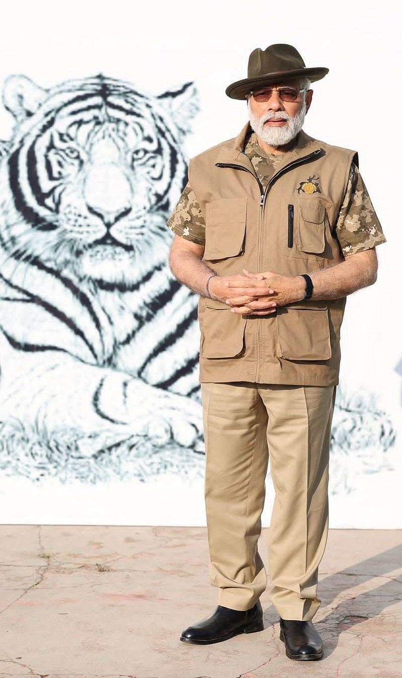 ಬಂಡೀಪುರ ಲೋಗೋ ಇರುವ ಸೂಟ್ ಧರಿಸಿ ಕ್ಯಾಮರಾಕ್ಕೆ ಹುಲಿಯ ಚಿಹ್ನೆ ಮುಂದೆ ಫೋಸ್ ನೀಡಿದ ಪ್ರಧಾನಿ ನರೇಂದ್ರ ಮೋದಿ