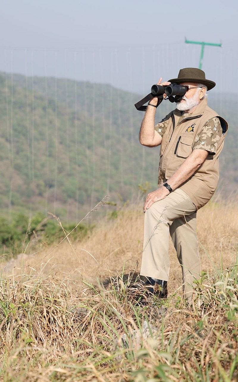 ಕ್ಯಾಮರಾದಲ್ಲಿ ಅರಣ್ಯದ ಸೌಂದರ್ಯಗಳನ್ನು ಸವಿಯುತ್ತಿರುವ ಪ್ರಧಾನಿ ಮೋದಿ