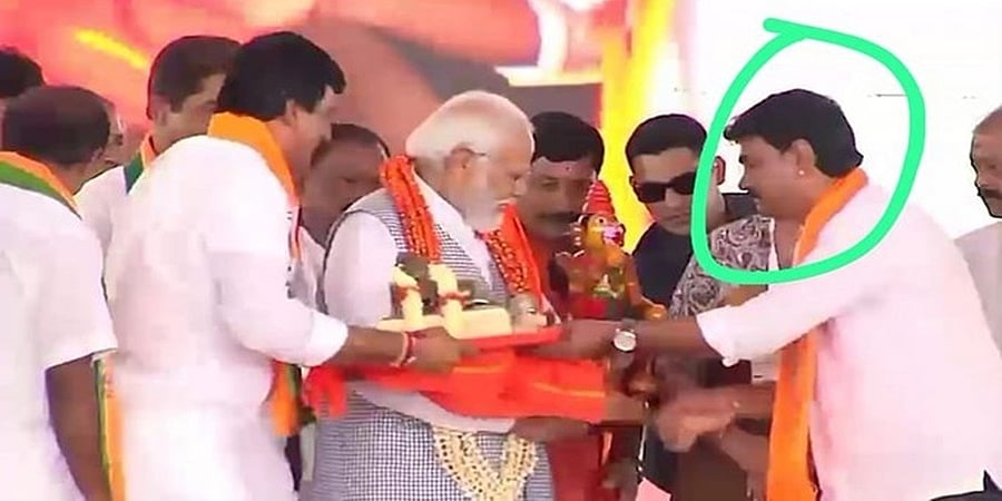 ಚನ್ನಪಟ್ಟಣದಲ್ಲಿ ಪ್ರಧಾನಿ ಮೋದಿಗೆ ರೌಡಿ ಶೀಟರ್ ನಿಂದ ಸನ್ಮಾನ: ಕಾಂಗ್ರೆಸ್ ಟೀಕಾ ಪ್ರಹಾರ