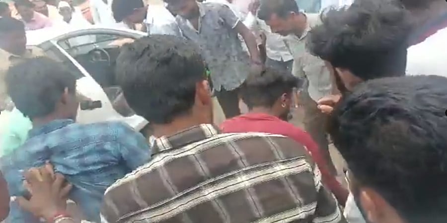 ಕರ್ನಾಟಕ ವಿಧಾನಸಭಾ ಚುನಾವಣೆ: ವದಂತಿಯಿಂದ ವಿಜಯಪುರದ ಮಸಬಿನಾಳ ಗ್ರಾಮದಲ್ಲಿ ಇವಿಎಂ, ವಿವಿಪ್ಯಾಟ್ಗಳು ಧ್ವಂಸ