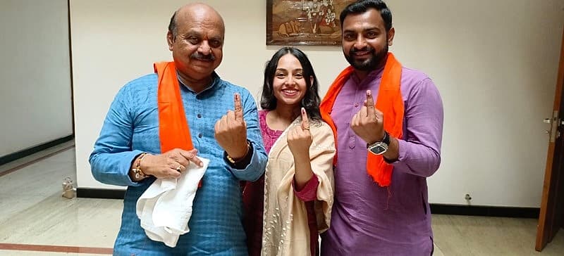 ಬೆಳಗಾವಿ ಜಿಲ್ಲೆಯ ಶಿಗ್ಗಾವಿಯಲ್ಲಿ ಹಕ್ಕು ಚಲಾಯಿಸಿದ ಮುಖ್ಯಮಂತ್ರಿ ಬಸವರಾಜ ಬೊಮ್ಮಾಯಿ ಕುಟುಂಬ