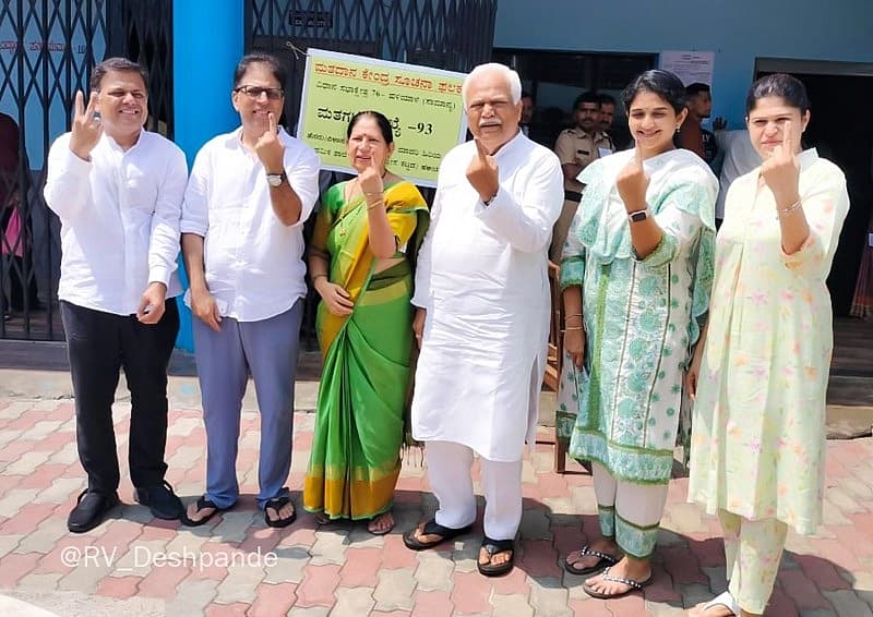 ಹಳಿಯಾಲದಲ್ಲಿ ಆರ್ ವಿ ದೇಶಪಾಂಡೆ ಕುಟುಂಬ