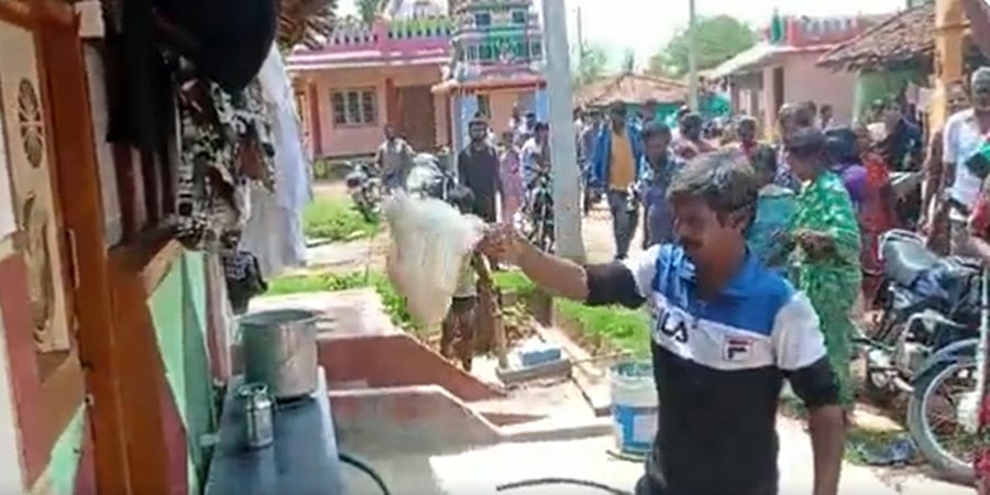 'ನಿಮ್ಮ ಭಿಕ್ಷೆ ಯಾರಿಗೆ ಬೇಕು, ನಾವು ಬಿಜೆಪಿಗೆ ಓಟು ಹಾಕೋದಿಲ್ಲ': ಉಡುಗೊರೆಯನ್ನು ಸಿಟ್ಟಿನಿಂದ ಎಸೆದು ಹೋದ ಕೆ ಆರ್ ಪೇಟೆ ಗ್ರಾಮಸ್ಥರು!