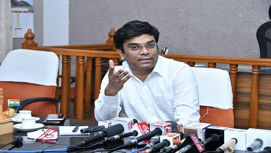 ಹಣ ಹಂಚುತ್ತಿದ್ದ ಬಿಜೆಪಿ ಕಾರ್ಯಕರ್ತರ ಕಾರು ಚೇಸ್ ಮಾಡಿ ಹಿಡಿದ ಕಲಬುರಗಿ ಜಿಲ್ಲಾಧಿಕಾರಿ!