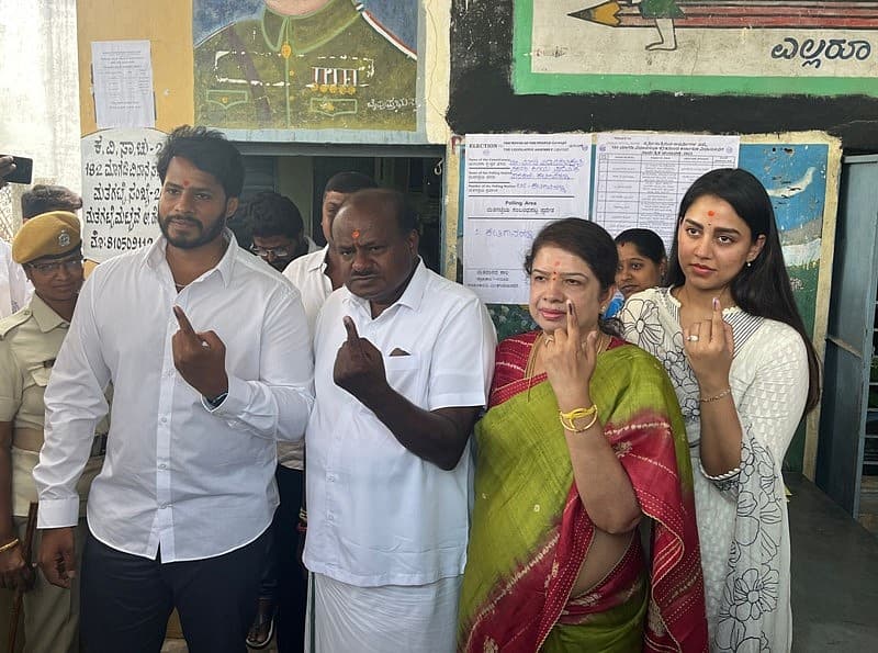 ಮಾಗಡಿಯ ಬಿಡದಿಯಲ್ಲಿ ಹಕ್ಕು ಚಲಾಯಿಸಿದ ಹೆಚ್ ಡಿ ಕುಮಾರಸ್ವಾಮಿ ಕುಟುಂಬ