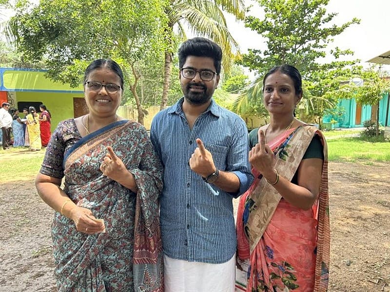 ನಟ ನಾಗಭೂಷಣ್ ಕುಟುಂಬಸ್ಥರೊಂದಿಗೆ