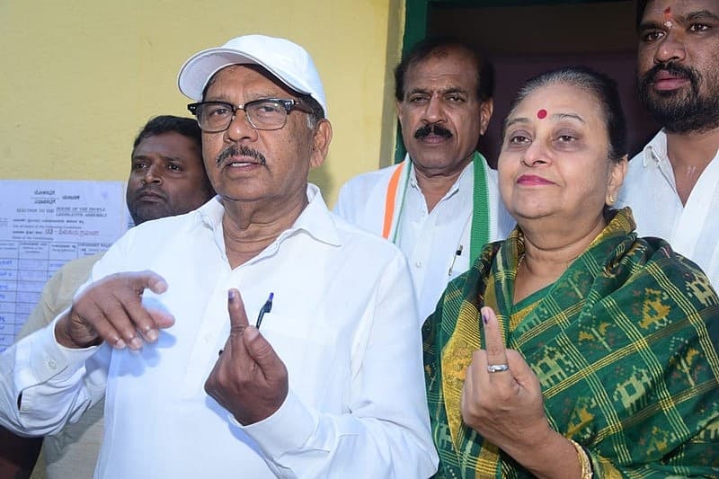 ಡಾ ಜಿ ಪರಮೇಶ್ವರ್ ತಮ್ಮ ಪತ್ನಿ ಜೊತೆಗೆ