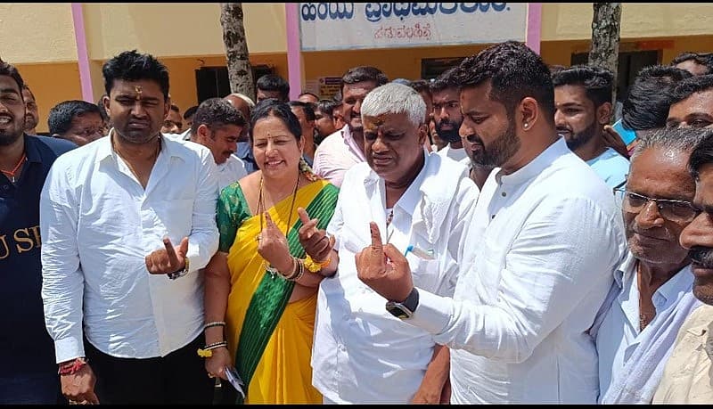 ಹೊಳೆನರಸೀಪುರದ ಪಡುವಳಹಿಪ್ಪೆಯಲ್ಲಿ ಮತ ಚಲಾಯಿಸಿದ ಹೆಚ್ ಡಿ ರೇವಣ್ಣ ಕುಟುಂಬ