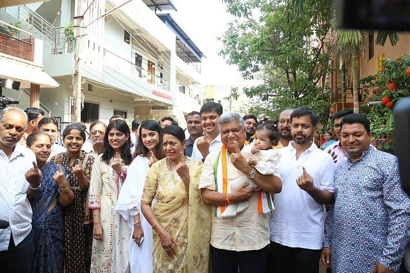 ಹುಬ್ಬಳ್ಳಿಯ ಕುಸುಗಲ್ ರಸ್ತೆಯಲ್ಲಿರುವ ಎಸ್.ಬಿ.ಐ ಆಫೀಸರ್ಸ್ ಸೊಸೈಟಿ ಕನ್ನಡ ಮತ್ತು ಆಂಗ್ಲ ಮಾಧ್ಯಮ ಶಾಲೆಯ ಮತಗಟ್ಟೆಯಲ್ಲಿ ಹಕ್ಕು ಚಲಾಯಿಸಿದ ಜಗದೀಶ್ ಶೆಟ್ಟರ್ ಕುಟುಂಬ