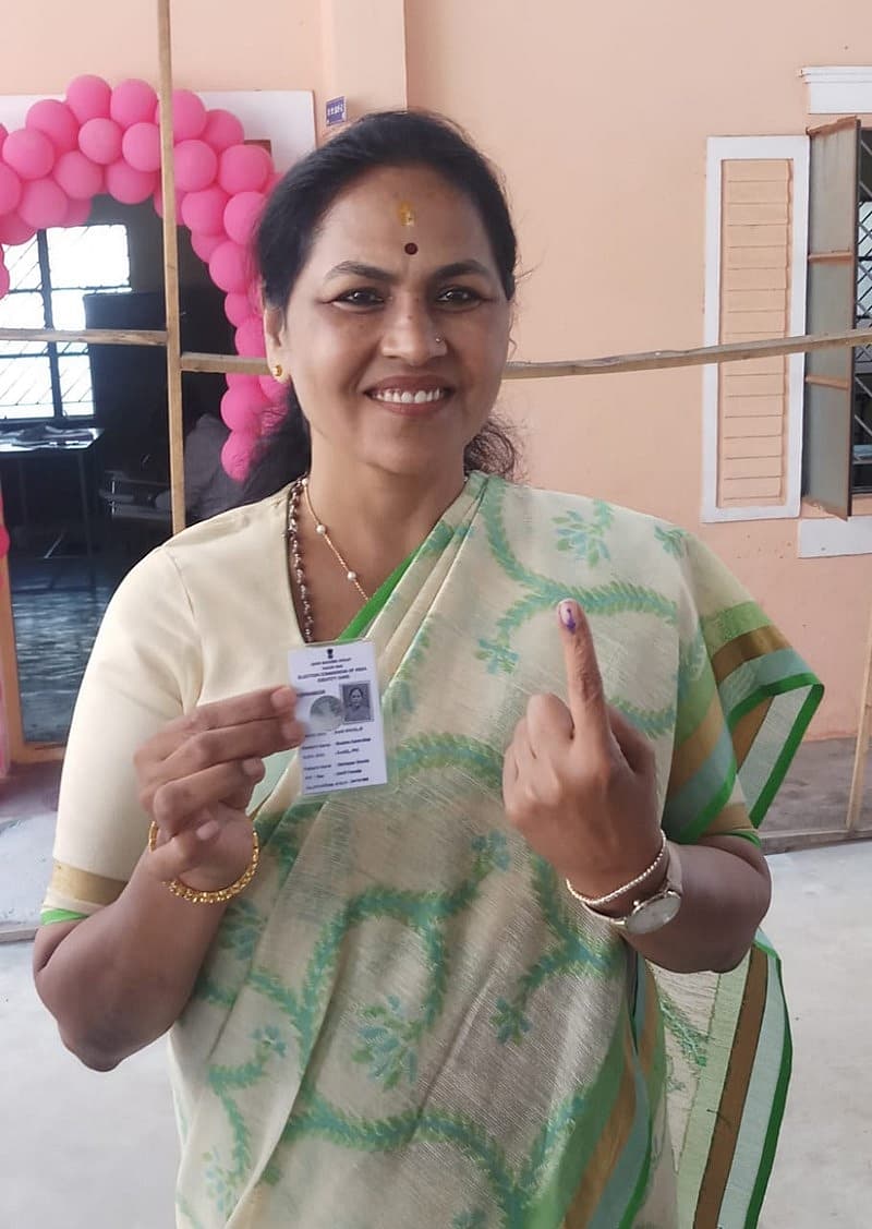 ಮತ ಚಲಾಯಿಸಿದ ಕೇಂದ್ರ ಸಚಿವೆ ಶೋಭಾ ಕರಂದ್ಲಾಜೆ