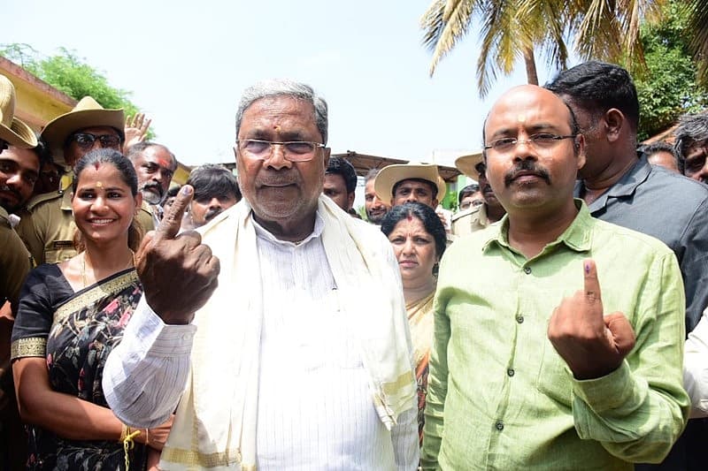 ವರುಣಾ ಕ್ಷೇತ್ರದ ಸಿದ್ದರಾಮನಹುಂಡಿಯಲ್ಲಿ ಸಿದ್ದರಾಮಯ್ಯ ಕುಟುಂಬ ಮತದಾನ