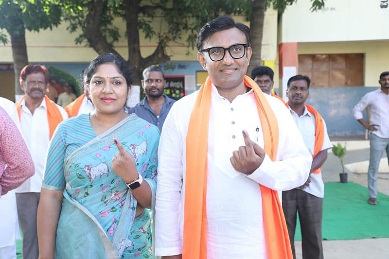 ಚಿಕ್ಕಬಳ್ಳಾಪುರದ ಪೆರೇಸಂದ್ರದ ಮತಗಟ್ಟೆಗೆ ತೆರಳಿ ಇಂದು ಕುಟುಂಬ ಸಮೇತ ಮತದಾನ ಮಾಡಲಾಯಿತು.
