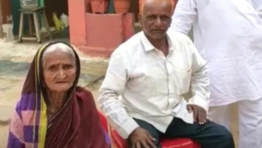 ಗದಗ: ಇಚ್ಛೆಗೆ ವಿರುದ್ಧವಾಗಿ ಇವಿಎಂ ಬಟನ್ ಒತ್ತಿಸಿದ ಚುನಾವಣಾಧಿಕಾರಿ, ವೃದ್ಧ ಮಹಿಳೆಯಿಂದ ಪ್ರತಿಭಟನೆ