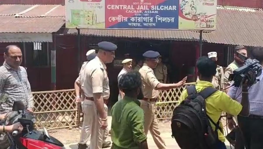 ಕೊಲೆ ಪ್ರಕರಣದಲ್ಲಿ ಜೀವಾವಧಿ ಶಿಕ್ಷೆಗೆ ಗುರಿಯಾಗಿದ್ದ ಇಬ್ಬರು ಕೈದಿಗಳು ಕೇಂದ್ರ ಕಾರಾಗೃಹದಿಂದ ಪರಾರಿ