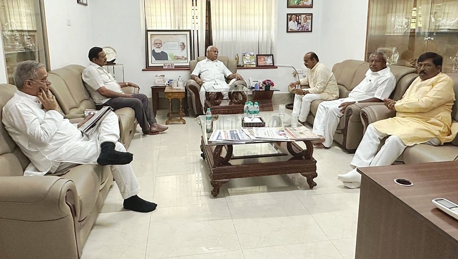 ನಾಳೆ ಚುನಾವಣಾ ಫಲಿತಾಂಶ: ಗರಿಗೆದರಿದ ರಾಜಕೀಯ ಚಟುವಟಿಕೆ; ಬಿಎಸ್'ವೈ ನಿವಾಸಕ್ಕೆ ಬಿಜೆಪಿ ನಾಯಕರು ದೌಡು!