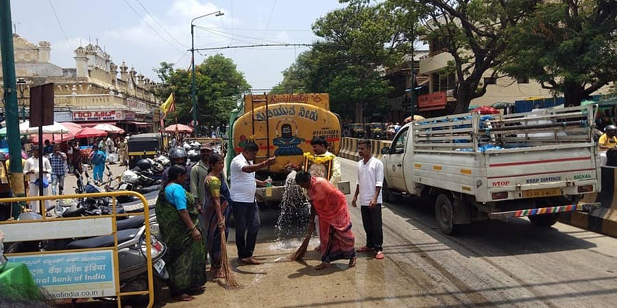 ಮೈಸೂರು: ಪ್ರಧಾನಿ ರೋಡ್ ಶೋ ಮಾಡಿದ್ದ ರಸ್ತೆಗಳಲ್ಲಿ ಗೋ ಮೂತ್ರ, ನೀರು ಹಾಕಿ ಸ್ವಚ್ಛಗೊಳಿಸಿದ ಸಿದ್ದರಾಮಯ್ಯ ಅಭಿಮಾನಿ!