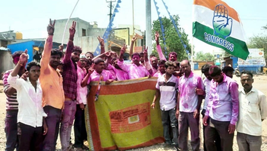 ರಮೇಶ್ ಜಾರಕಿಹೊಳಿ, ಮಹೇಶ್ ಕುಮಟಳ್ಳಿಗೆ ಕಂಬಳಿ ಉಡುಗೊರೆ ನೀಡಿದ ಸವದಿ ಬೆಂಬಲಿಗರು!