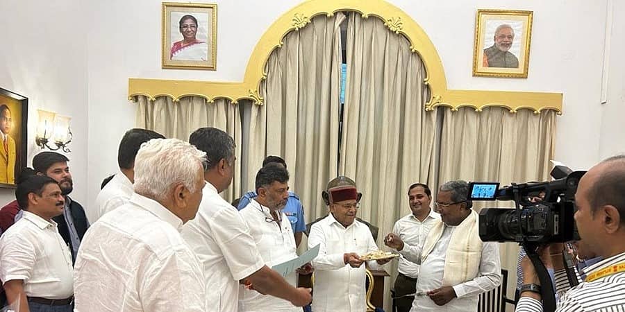 ಸಿದ್ದರಾಮಯ್ಯ, ಡಿಕೆ ಶಿವಕುಮಾರ್ ರಾಜ್ಯಪಾಲರ ಭೇಟಿ, ಸರ್ಕಾರ ರಚನೆಗೆ  ಹಕ್ಕು ಮಂಡನೆ; ಮೇ 20ಕ್ಕೆ ಪದಗ್ರಹಣ