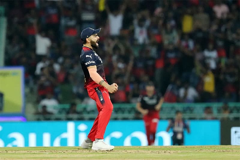 ಕೋಹ್ಲಿ RCB ಅನ್ನು ಬೆಂಬಲಿಸಲು ಕ್ರೀಡಾಂಗಣದಲ್ಲಿ ಸ್ಥಳೀಯ ಅಭಿಮಾನಿಗಳನ್ನು ಕರೆದು ಕೂಗುವಂತೆ ಹೇಳಿದ್ದು ಈ ಹಿಂದಿನ ಪಂದ್ಯದಲ್ಲಿ ಗೌತಮ್ ಗಂಭೀರ್ ತೋರಿದ್ದ ವರ್ತನೆಗೆ ತಿರುಗೇಟು ಎಂಬಂತೆ ಇತ್ತು.
