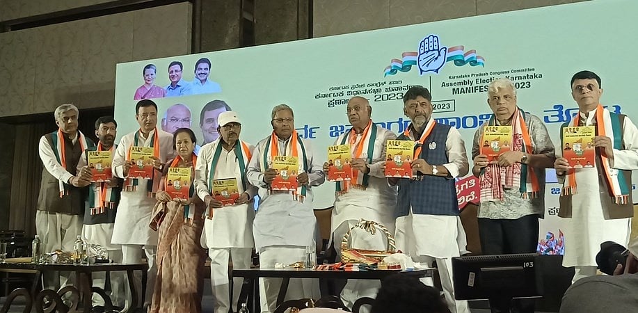 ಕಾಂಗ್ರೆಸ್ ಅಧಿಕಾರಕ್ಕೆ ಬಂದ ತಕ್ಷಣ 5 ಗ್ಯಾರಂಟಿಗಳು ಸಂಪುಟ ಸಭೆಯಲ್ಲಿಯೇ ಜಾರಿ: ಮಲ್ಲಿಕಾರ್ಜುನ ಖರ್ಗೆ, ಸಿದ್ದರಾಮಯ್ಯ