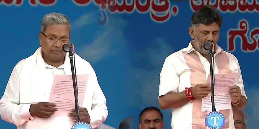 ಕರ್ನಾಟಕದ ಸಿಎಂ ಆಗಿ ಸಿದ್ದರಾಮಯ್ಯ, ಡಿಸಿಎಂ ಆಗಿ ಡಿಕೆ ಶಿವಕುಮಾರ್, 8 ಸಚಿವರಿಂದ ಪ್ರಮಾಣ ವಚನ ಸ್ವೀಕಾರ