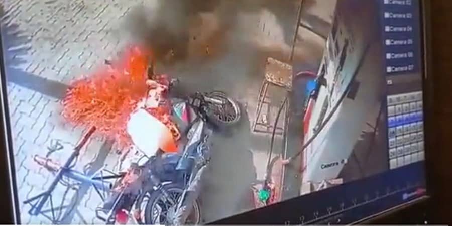 ತುಮಕೂರು: ಬೈಕ್ ಗೆ ಪೆಟ್ರೋಲ್ ತುಂಬಿಸುವಾಗ ಬೆಂಕಿ ಸ್ಫೋಟ; ಒಬ್ಬರ ಸಾವು, ಮತ್ತೊಬ್ಬರಿಗೆ ಗಂಭೀರ ಗಾಯ