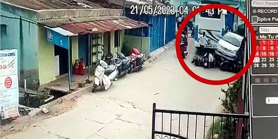 ಆನೇಕಲ್: ನಂಬರ್ ಬೋರ್ಡ್ ಇಲ್ಲದೆ ಅನುಮಾನಾಸ್ಪದ ಓಡಾಟ; ಹಿಡಿಯಲು ಬಂದ ಪೊಲೀಸರ ಮೇಲೆ ಕಾರು ಹತ್ತಿಸಿದ ದುಷ್ಕರ್ಮಿಗಳು