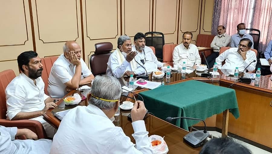 ಮುಖ್ಯಮಂತ್ರಿ, ಸಚಿವ ಸಂಪುಟ ಆಯ್ತು; ಈಗ ಖಾತೆ ಹಂಚಿಕೆ ಕುರಿತು ಪೈಪೋಟಿ; ಡಿಕೆಶಿ-ಸಿದ್ದು ಭೇಟಿಯಲ್ಲಿ ನಾಯಕರು ಬ್ಯುಸಿ