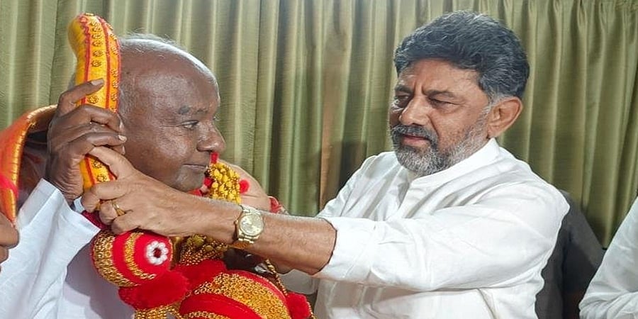 ಎಸ್ ಎಂ ಕೃಷ್ಣ ನಂತರ ಮಾಜಿ ಪ್ರಧಾನಿ ಹೆಚ್ ಡಿ ದೇವೇಗೌಡರನ್ನು ಭೇಟಿಯಾದ ಡಿಕೆಶಿ!